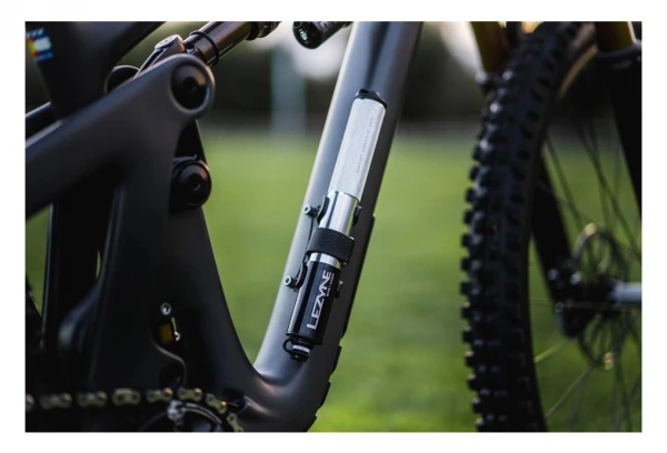 Pompe à Main Lezyne Grip Drive HV S (Max 90 Psi / 6.2 Bar) Noir / Argent 4 Pompe à Main Lezyne Grip Drive HV S (Max 90 Psi / 6.2 Bar) Noir / Argent – Image 2